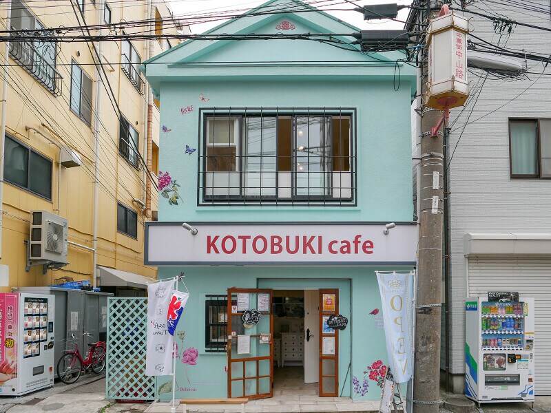 ミントグリーンの外観が目印の一軒家「コトブキカフェ」