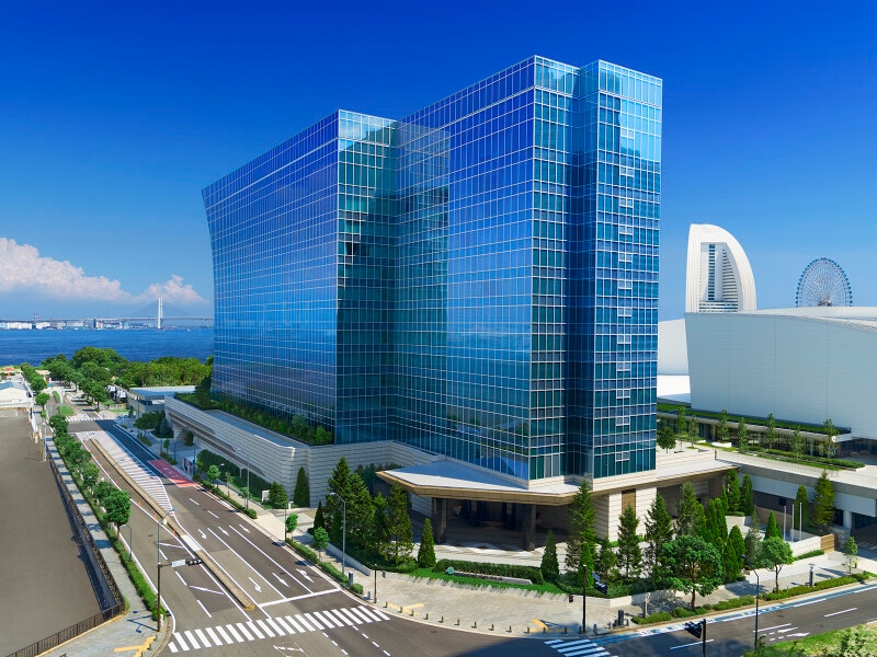 2020年9月にみなとみらいに開業した「ザ・カハラ・ホテル&リゾート 横浜」。外観は、波が寄せては返す「汀(みぎわ)」をイメージ(画像提供:ザ・カハラ・ホテル&リゾート 横浜)