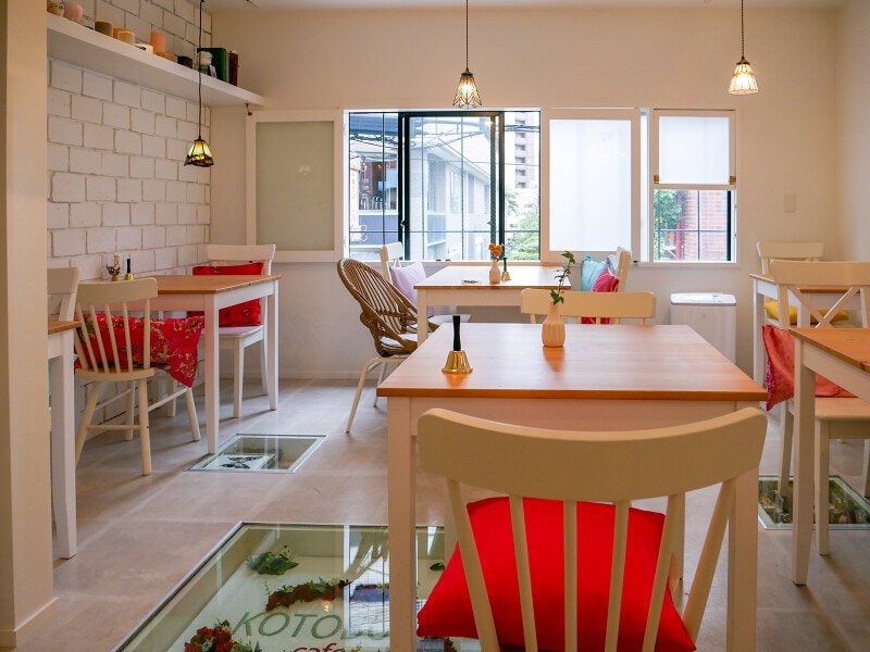 2階にあがると明るく広々とした空間。床面のガラスの下はギャラリーになっています