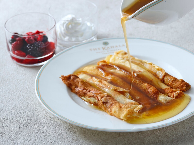 シンパンケーキ(2,640円)、ドリンクセット(コーヒー/紅茶)+880円 ※サービス料15%別途(画像提供:ザ・カハラ・ホテル&リゾート 横浜)