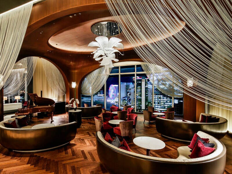 ウッディな風合いとクラシックモダンな空間が印象的な「ザ・カハラ・ラウンジ」(画像提供:ザ・カハラ・ホテル&リゾート 横浜)