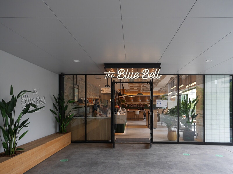 ぴあアリーナMM 2階にあるALL DAY CAFE & DINING“The Blue Bell”
