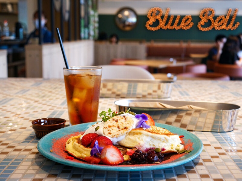 「Fresh-Red」(1,650円)は季節のエディブルフラワーと苺やベリー使用したシグニチャーパンケーキ。アイスティー(550円)とともに