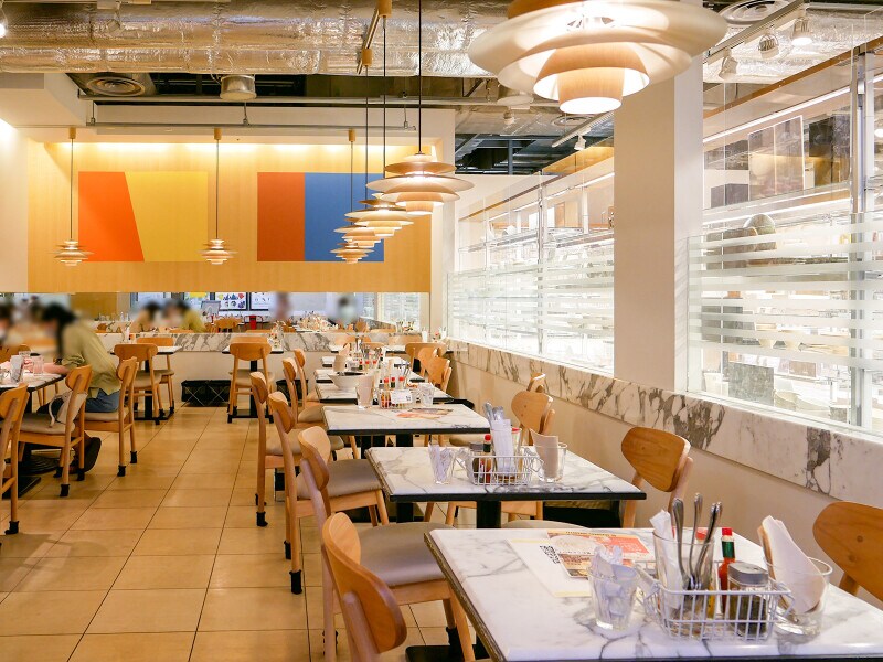 カラフルでウッディな店内