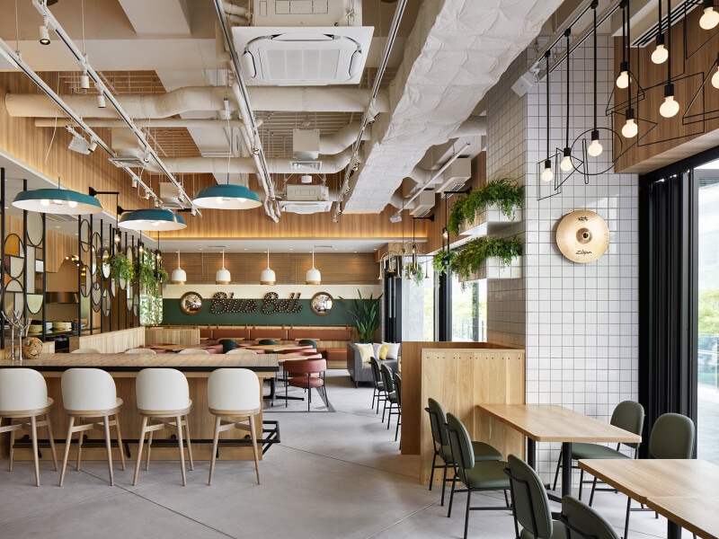 テラス席もあり、開放感あふれる店内(画像提供:オールディ カフェ&ダイニング ブルーベル)