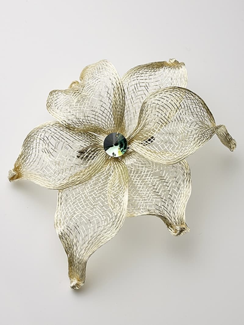 繊細かつ華やかなコサージュ