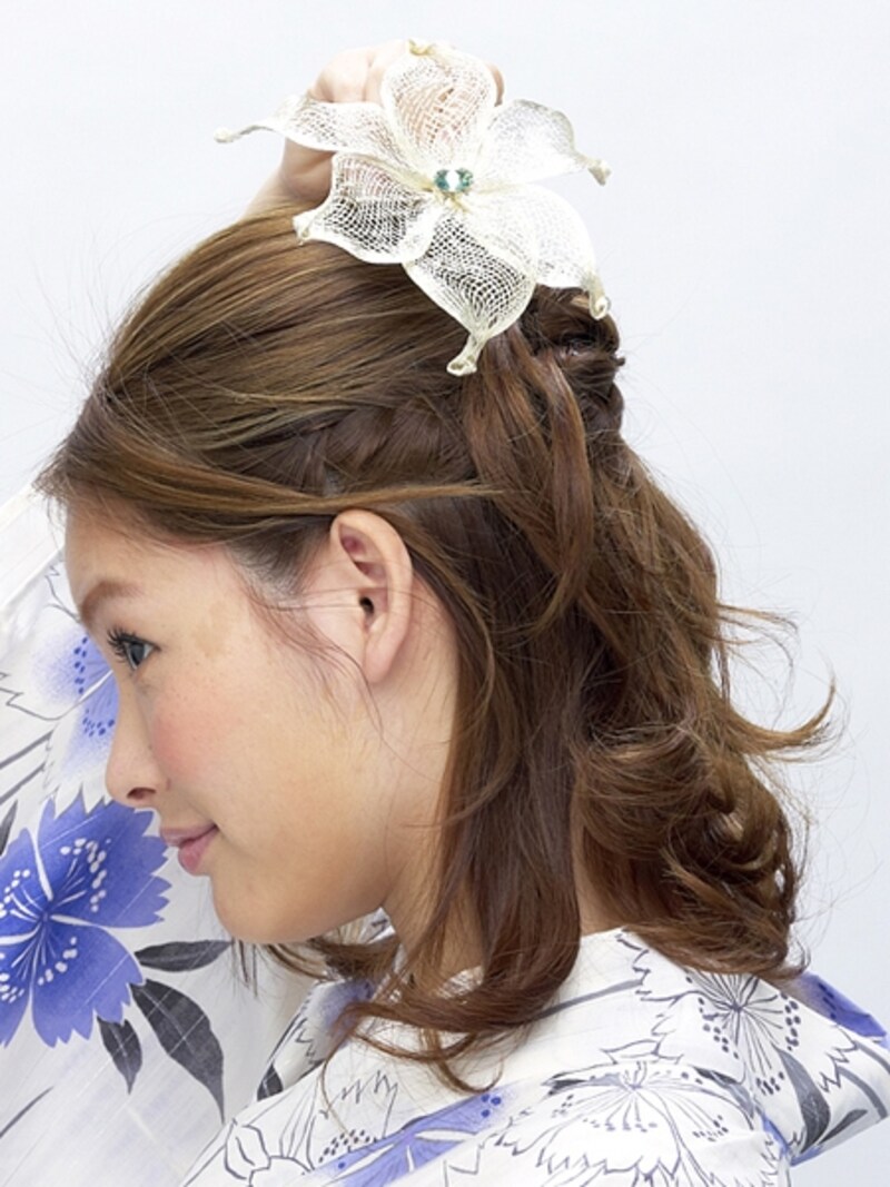 ピンが隠れる位置にとめる