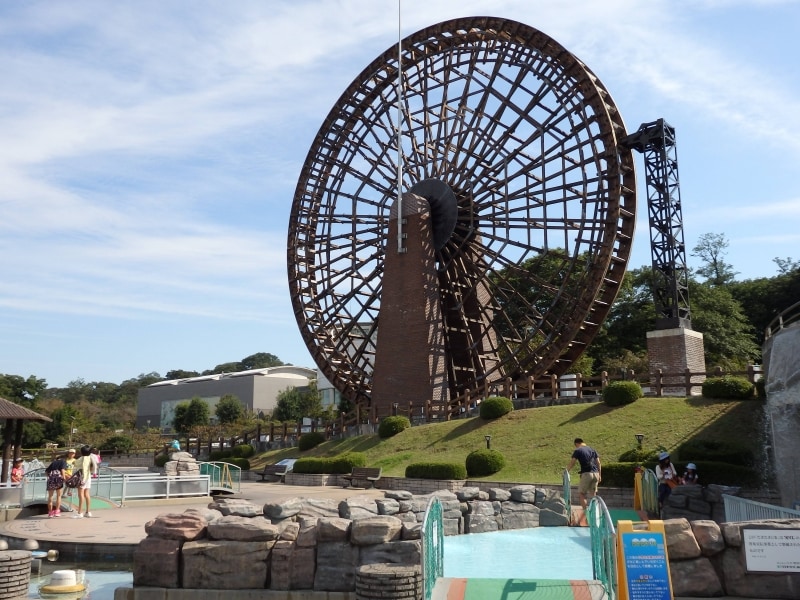 水がアートを創り出す噴水広場