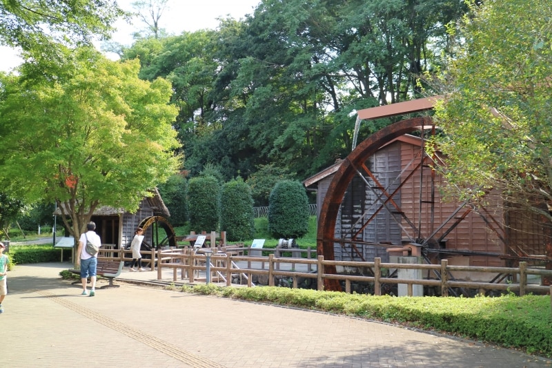 2棟の水車が移築された水車小屋広場