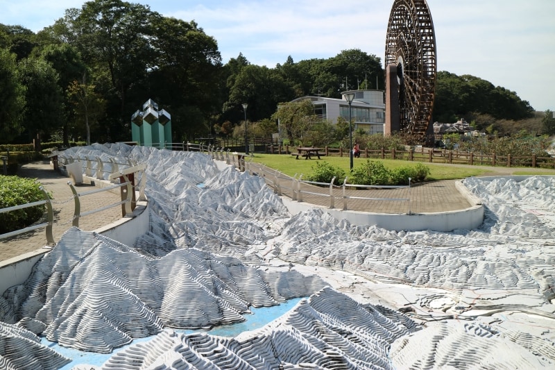 ファミリー広場を囲む「荒川大模型173」