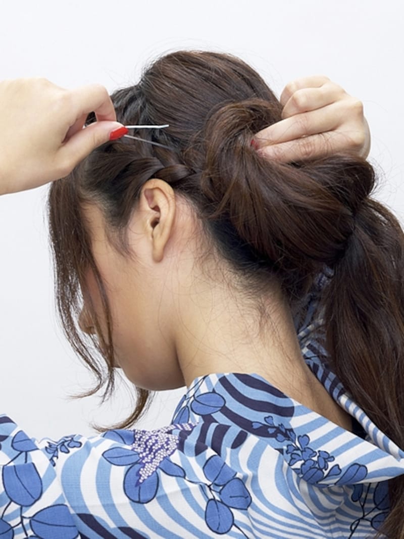 耳後ろまでカールのボリュームを広げると前からも可愛いアレンジに