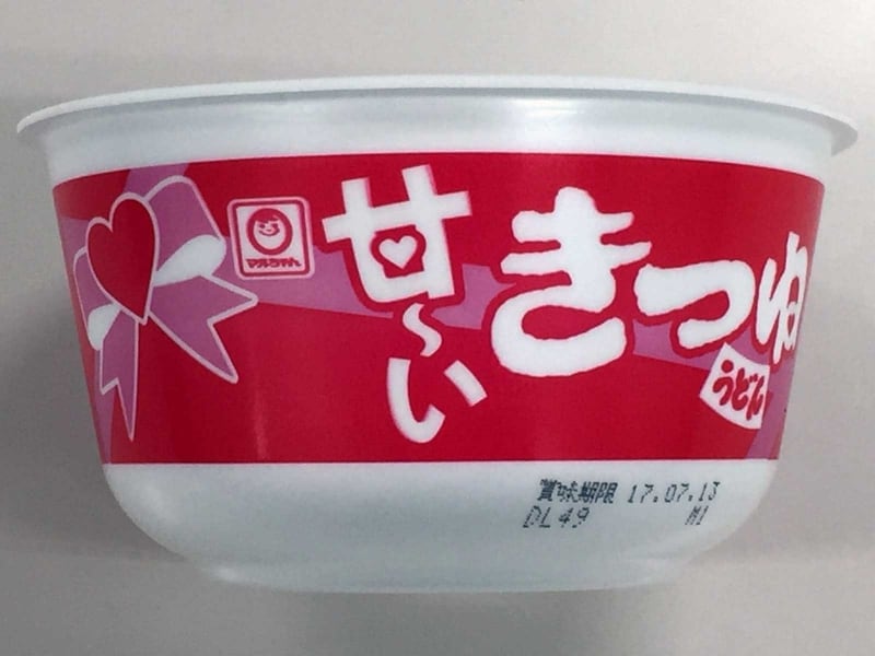 カップにもリボンとハートのデザインが