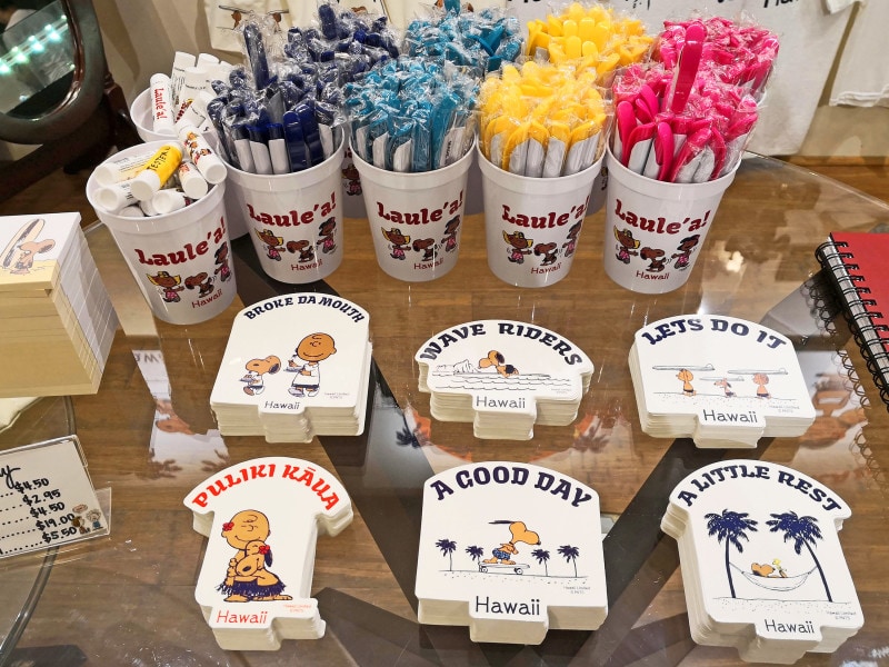 ステッカーやボールペン、付箋紙、リップクリームなど手頃なお土産物も