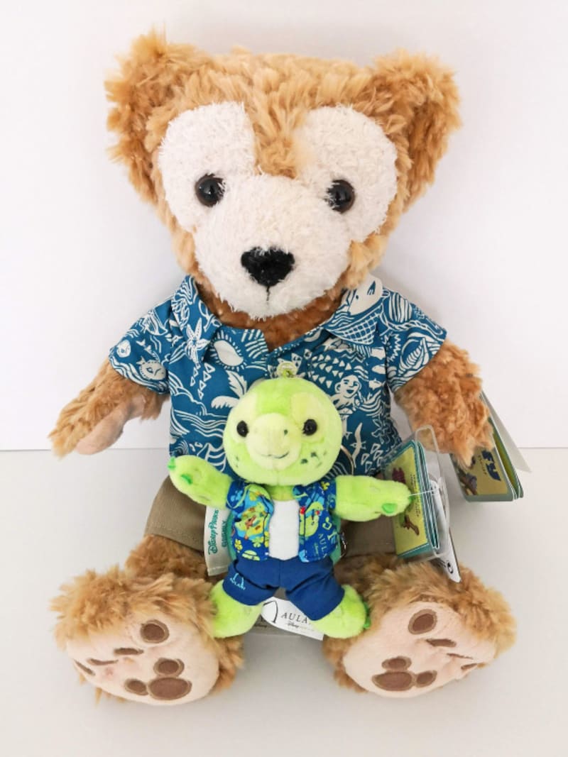 アロハシャツを着たハワイ限定ダッフィ（35ドル）と新キャラクター オルのキーホルダー（15ドル）