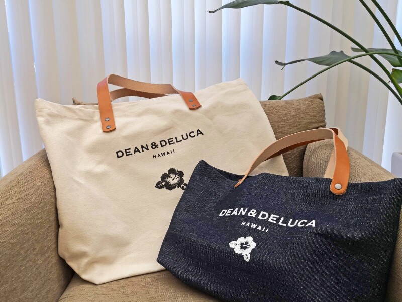 ラージサイズのナチュラルトート（75ドル）、スモールサイズのデニムトート（45ドル）