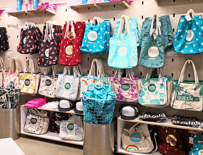 クイーン店2階にあるオリジナルグッズコーナー。タグアロハとのコラボバッグがズラリ！