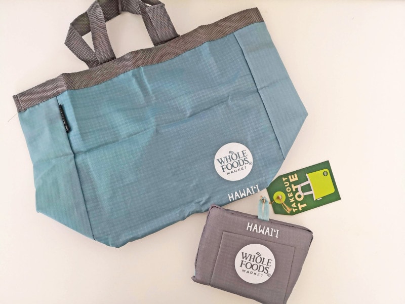 軽くてリーズナブルなナイロントート（3.99ドル）は、シーズンによってカラーが変わる