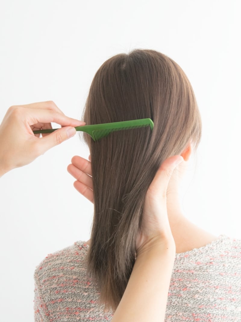 クシで同じように整えます