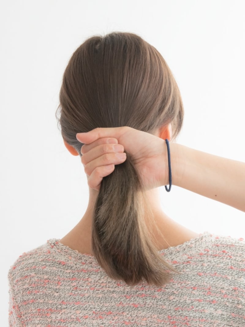 ゴムを通した方の手で持つ