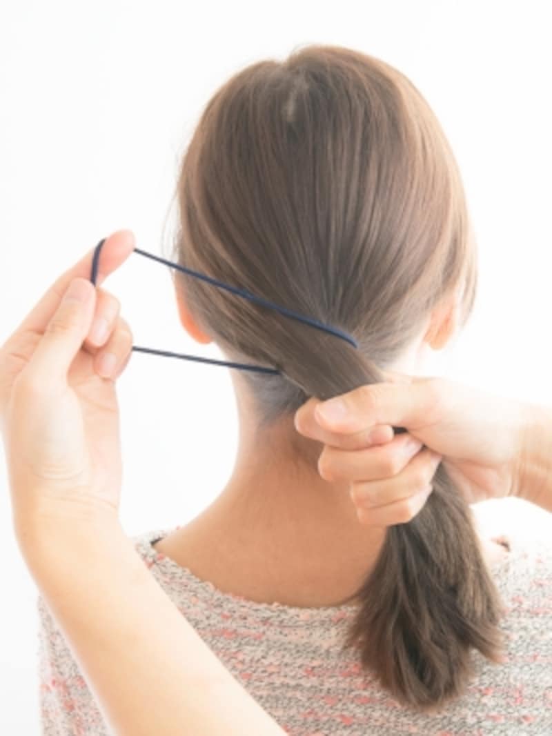 輪っかゴムで簡単ヘアアレンジ 綺麗にできる髪の毛の結び方 ヘアアレンジ All About 輪っかゴムで簡単ヘアアレンジ 綺麗にできる髪の毛の結び方 ヘアアレンジ All About