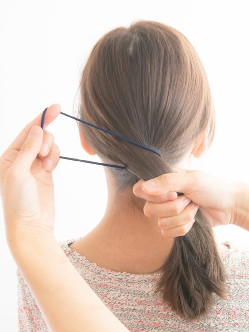 逆の手でゴムを引っ張る