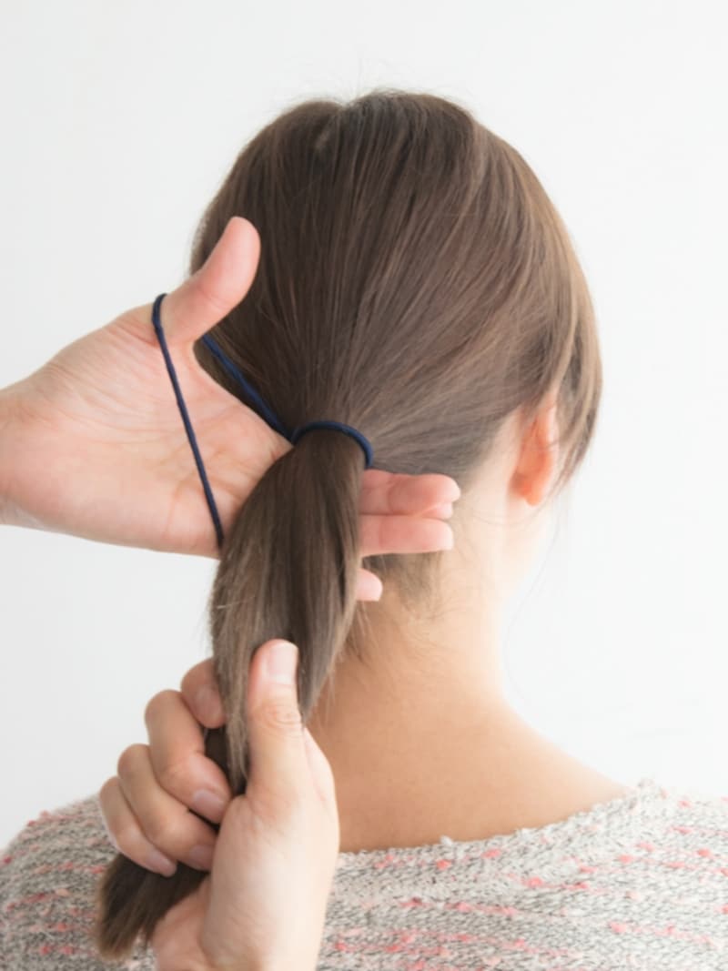 ゴムの下側に手を当てる