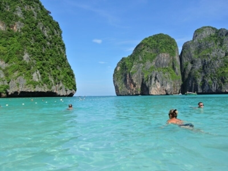 ピピ島のマヤビーチ。船でツアー客がわさーっとやってきては去っていく、が繰り返されます