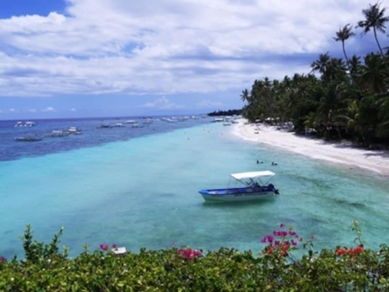 くつろいだムードのアロナビーチ