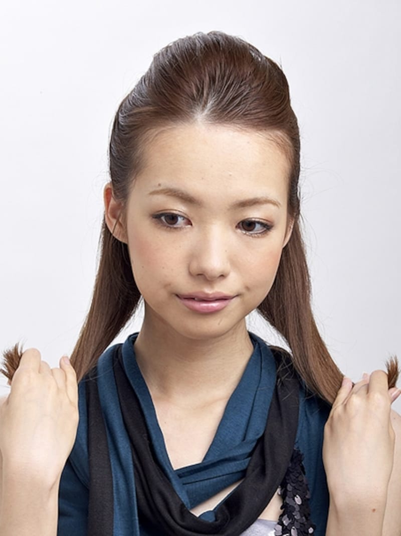 左右にわけてなでつけるイメージで