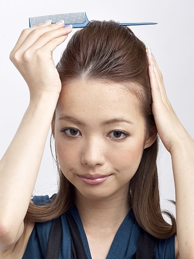 サイドをおさえながらコームのテールを使うとキレイ
