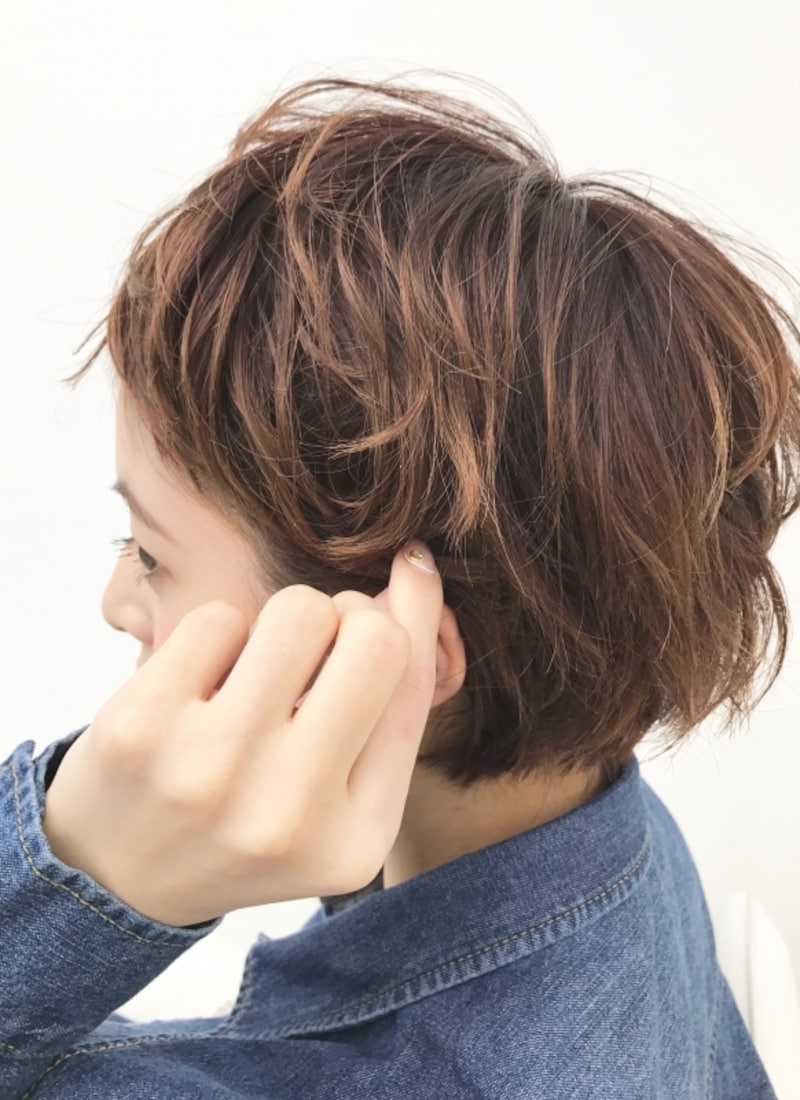 7:3に分けて顔周りをねじる