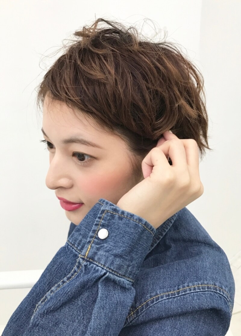 耳の後ろでピンで留める