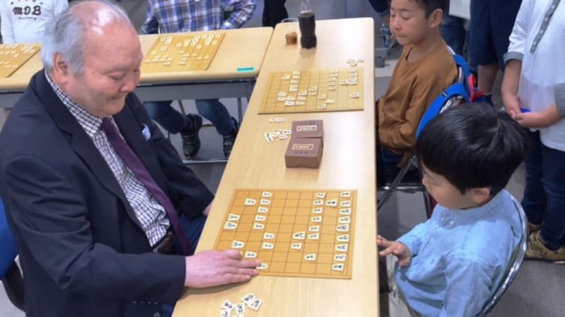 ガイドの主催する将棋教室の子ども達への指導
