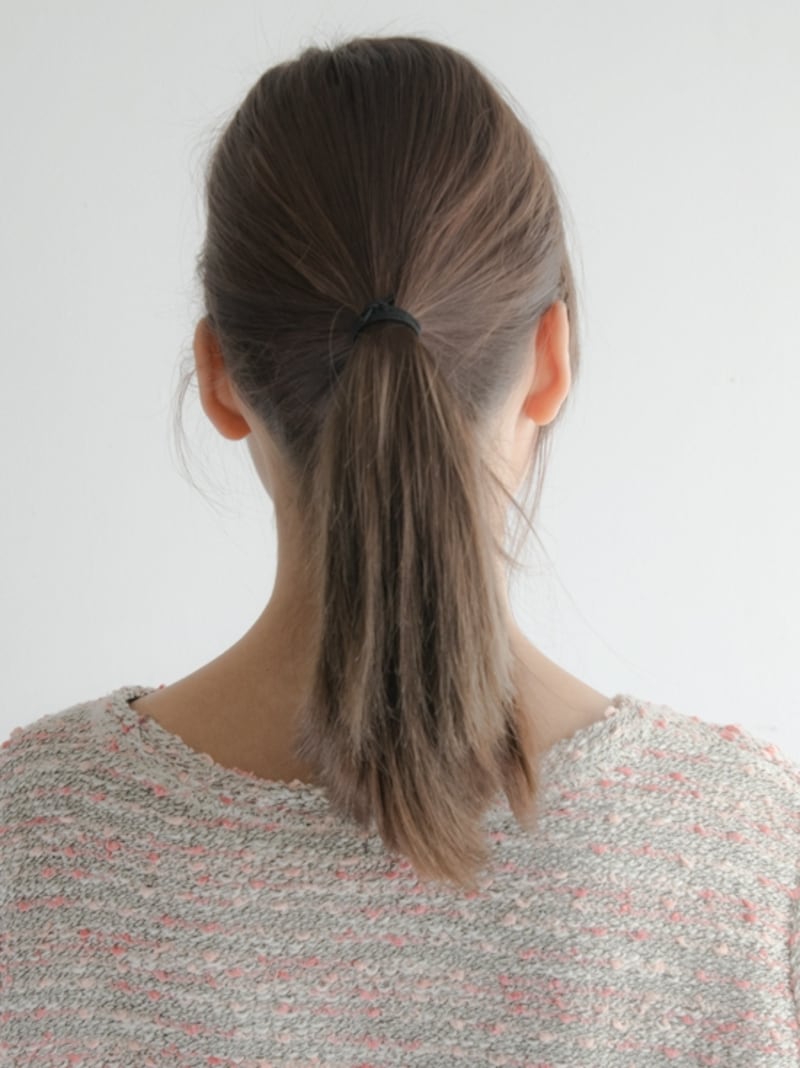 紐ゴムを使って髪を結ぶ方法