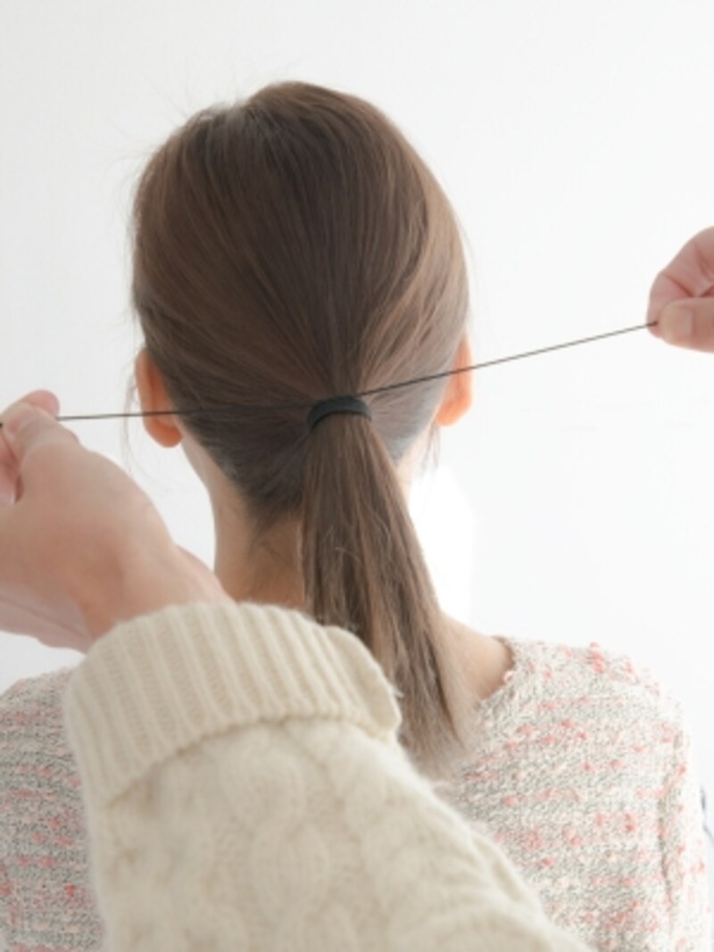 紐ゴムを使った髪の結び方 基本ヘアアレンジの方法 ヘアアレンジ All About 紐ゴムを使った髪の結び方 基本ヘアアレンジの方法 ヘアアレンジ All About