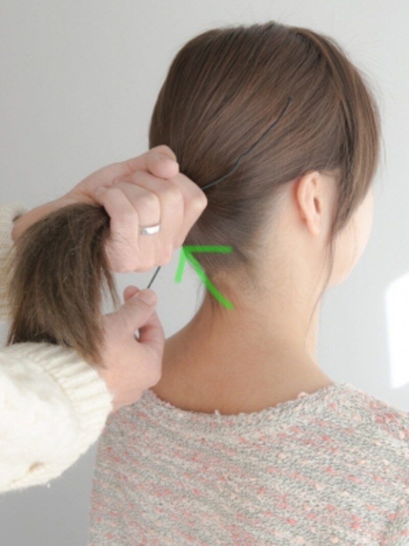 紐ゴムを使った髪の結び方 基本ヘアアレンジの方法 ヘアアレンジ All About 紐ゴムを使った髪の結び方 基本ヘアアレンジの方法 ヘアアレンジ All About