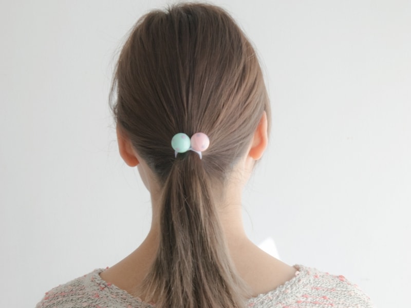 飾り付きヘアゴムのきれいな結び方