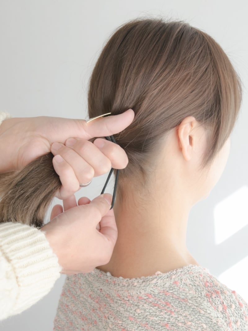 ゴムを毛束に巻き付ける