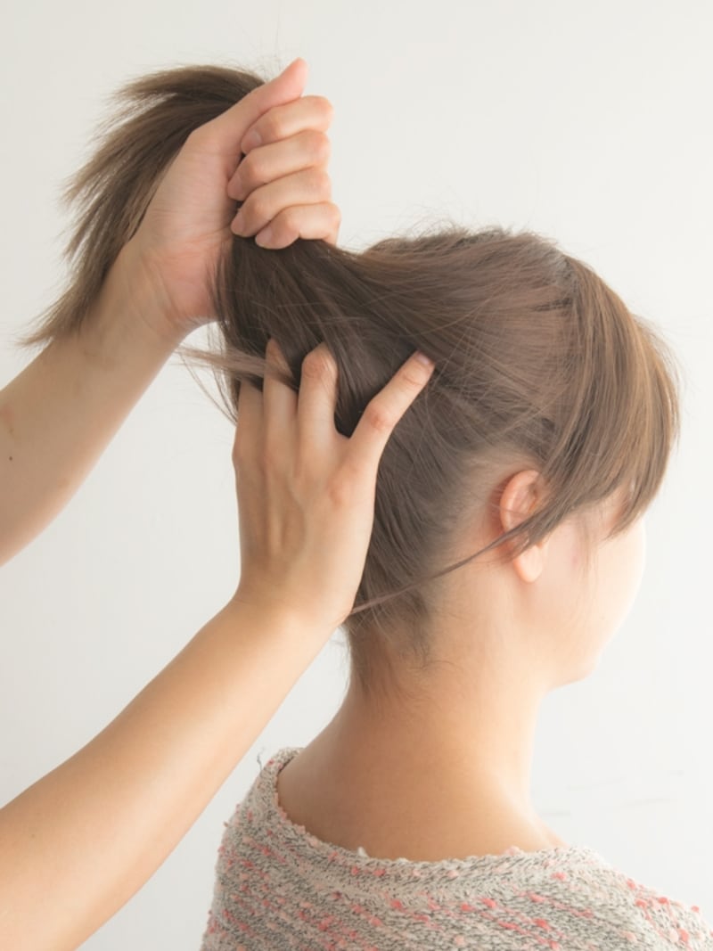 【ポニーテールの結び方】髪を下から上にかき上げる