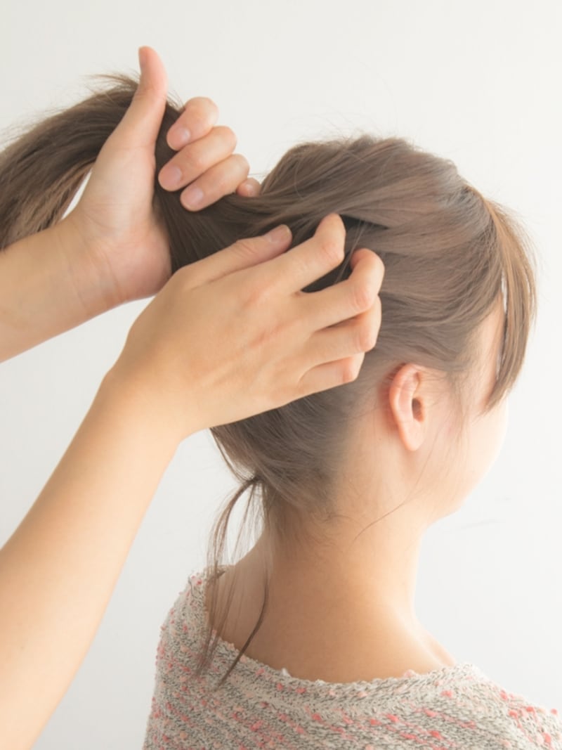 【ポニーテールの結び方】手ぐしでざっくりと髪を集める