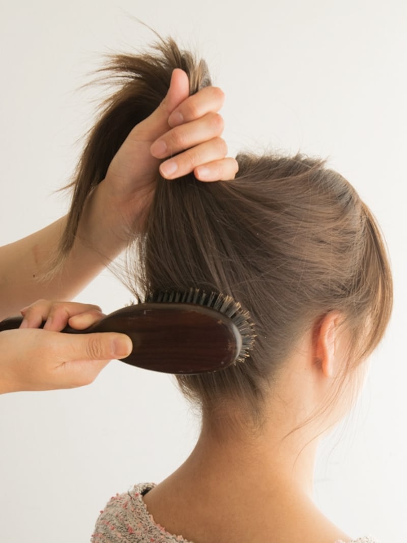 【ポニーテールの結び方】ブラシを横にあてる