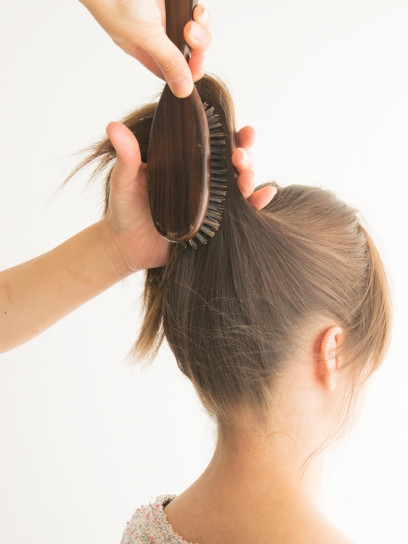 【ポニーテールの結び方】ブラシを縦にして手の平に収める