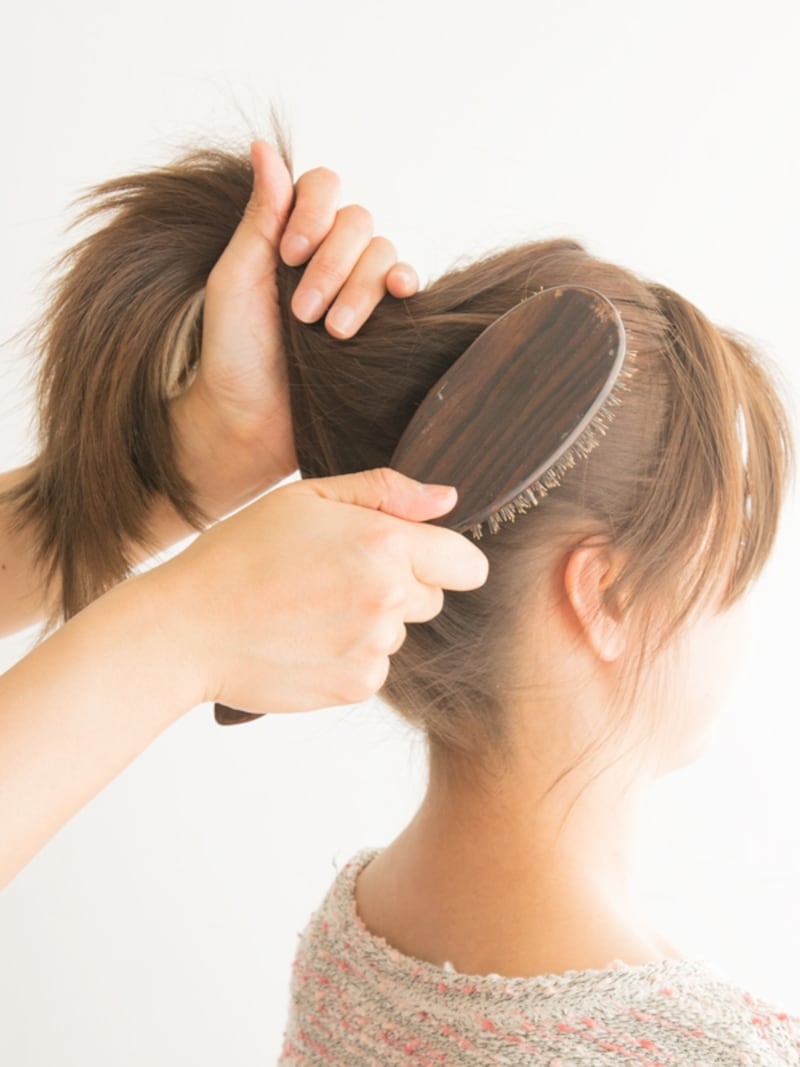 【ポニーテールの結び方】サイドもブラシを横にあてる