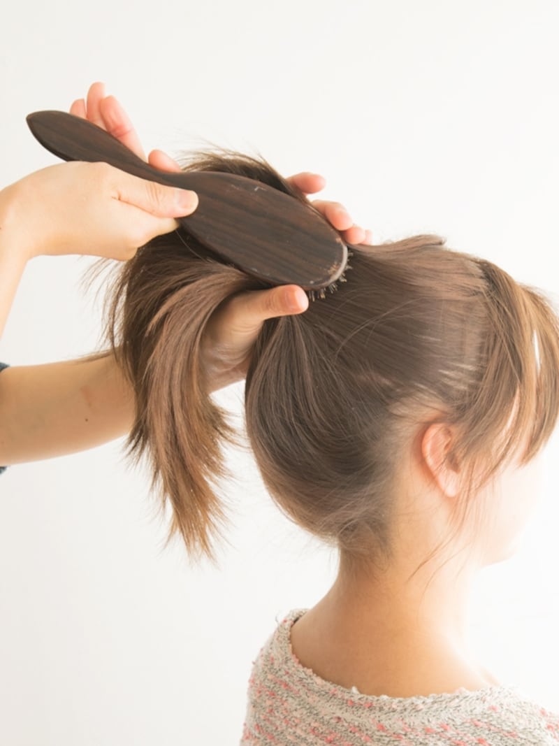 【ポニーテールの結び方】ブラシを縦にして手の平に収める