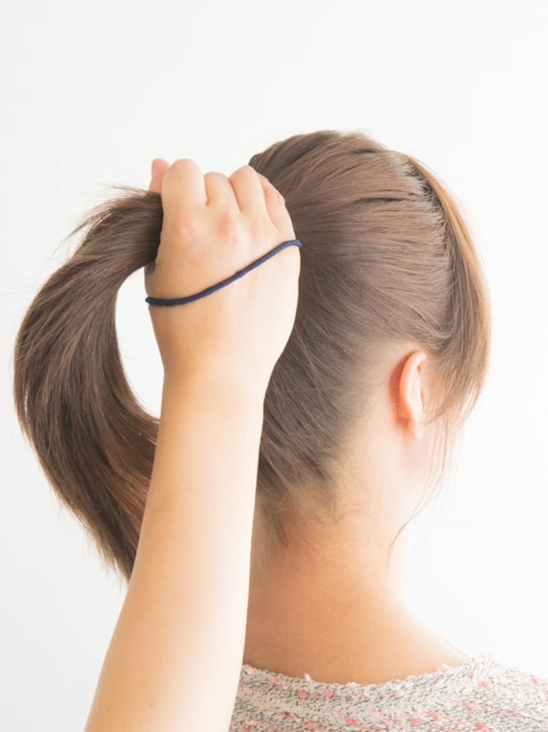 【ポニーテールの結び方】片手でしっかり毛束を持つ