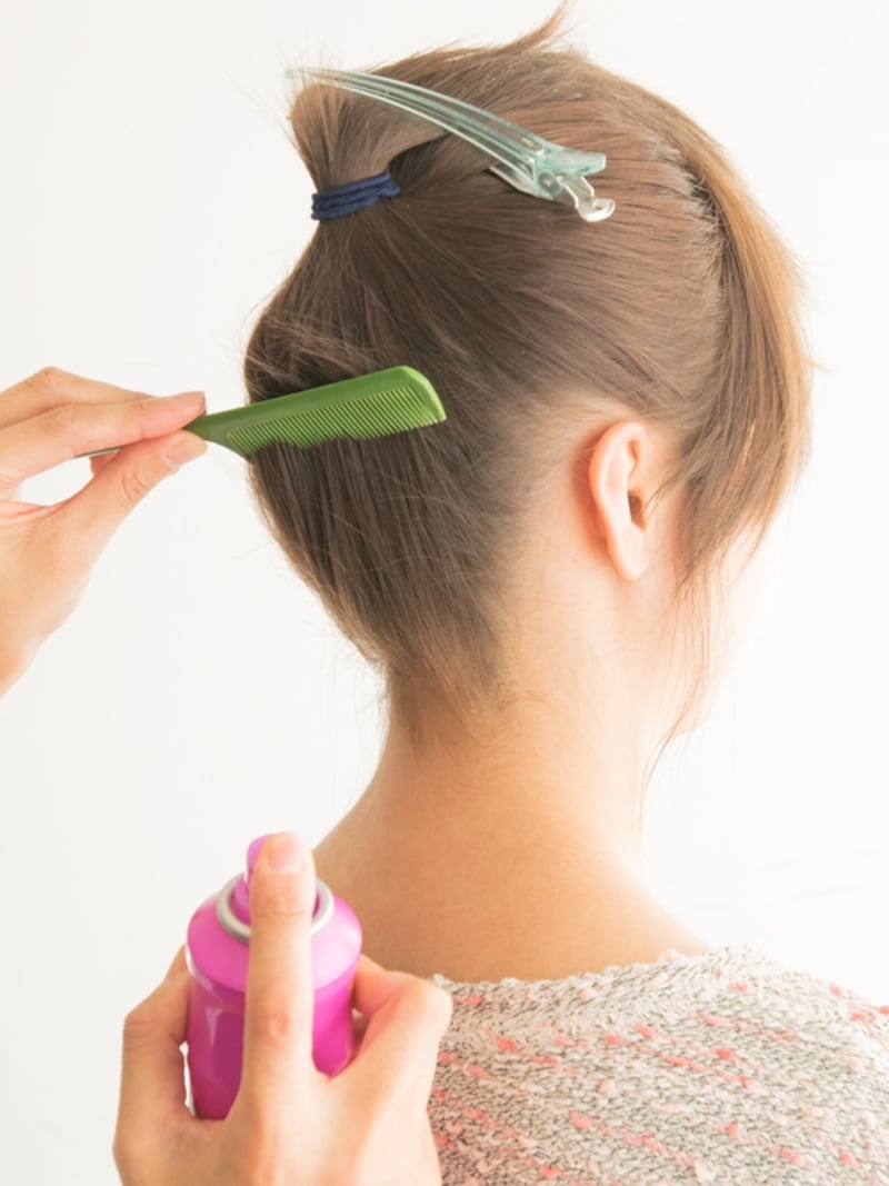 【ポニーテールの結び方】コームでおさえたままスプレーをかける