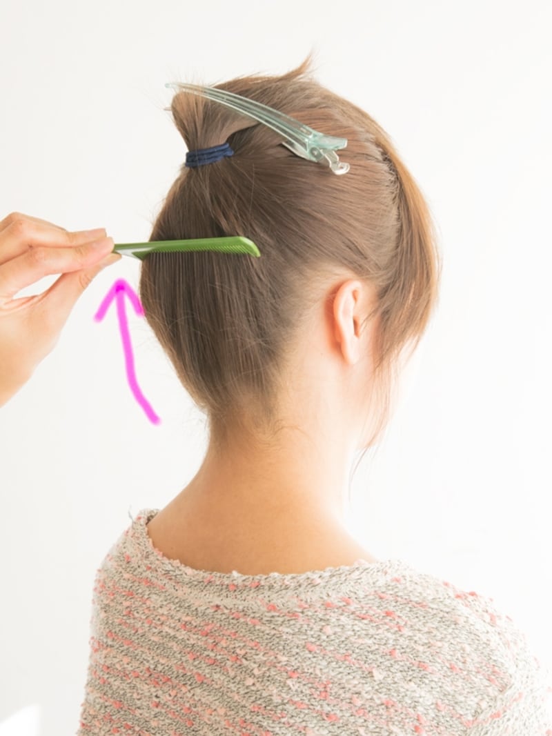 【ポニーテールの結び方】えり足から上にコームを入れて