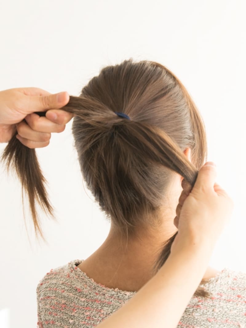 【ポニーテールの結び方】毛束を左右に引っ張る