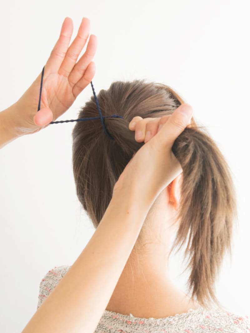 ゴムを引っ張りながらクロスする