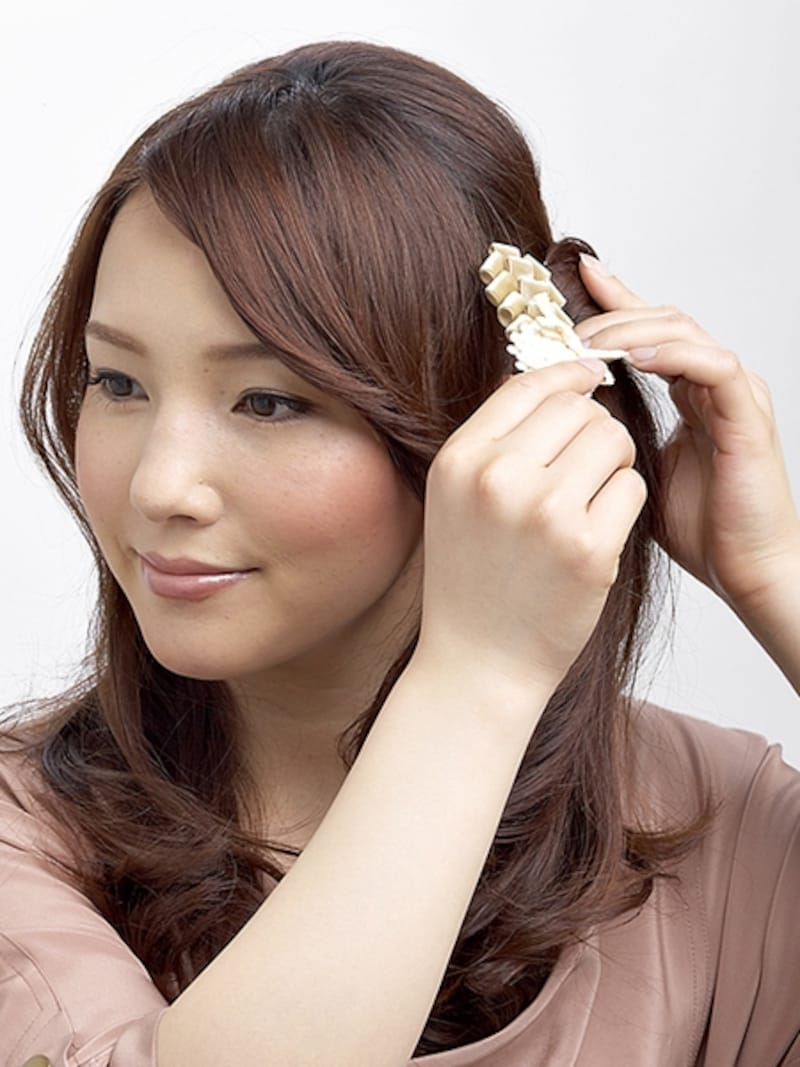 前から見える位置でバレッタをとめるとより華やか